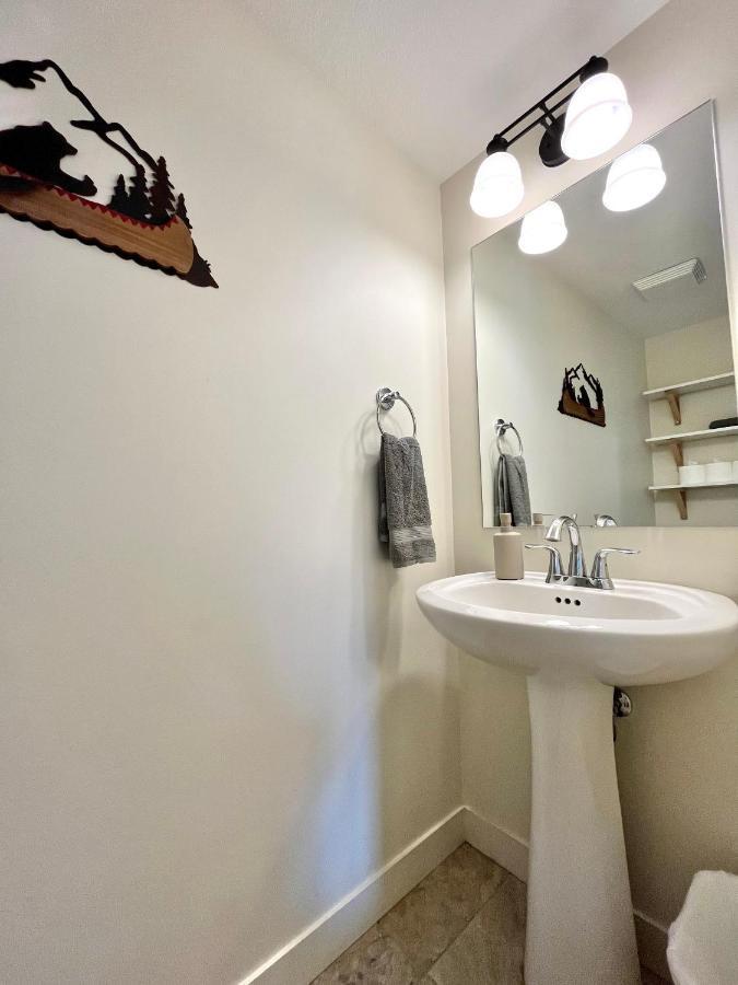 Perfect Base Invermere 3Bd Townhouse Mt Views With Garage Dış mekan fotoğraf